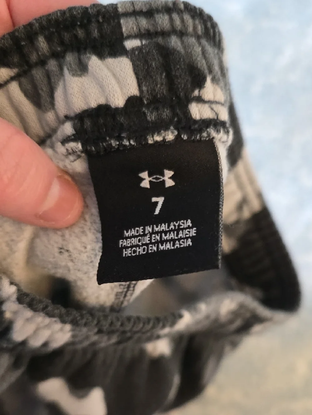 Under Armour (7) Black & Gray Camo Performance Sweatpants